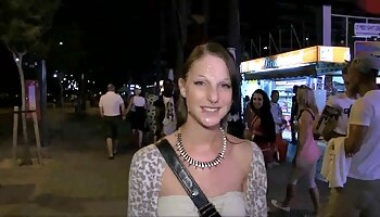 FakeTaxi Joven rubia orgia lesbiana chupa la polla de un viejo taxi