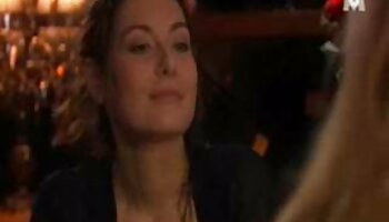Hussy recibe esperma sobre la taza como final del pirno casero casting