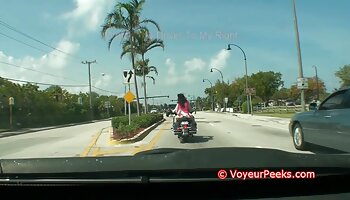 la misma chica nerd morenasxxx deja que el jardinero observe mientras ella se masturba