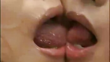 Dos putas de ébano y un tío videos pornos japonesas blanco en un trío interracial