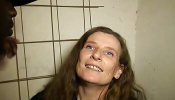 Rubia americana se desnuda y se sexo en vivo webcam burla del coño junto al agua