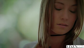 Nena del Medio Oriente prono sexo obtiene su coño lleno de semen caliente