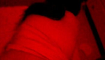Diosa árabe satisface a xxx corridas su hombre en el sofá