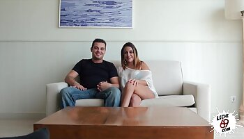 MOMIA y hija en el sofá en xx anal el sofá